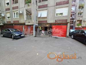 Гаража са паркинг местом испред гараже, Бањица 1