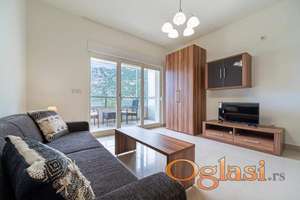 Studio 33 m2 na 1. liniji u Risnu