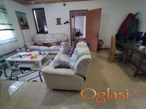 Trosoban stan u kući sa dva stana.