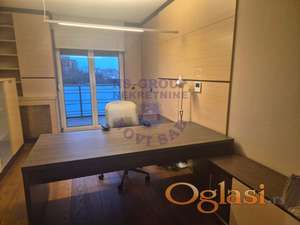 Izdaje se poslovni lokal na 3. spratu, idealan za kancelarijsku delatnost.