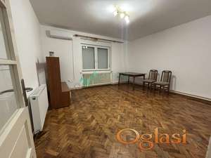 Trosoban stan kod Najlon pijace, polunamešten sa parking mestom 