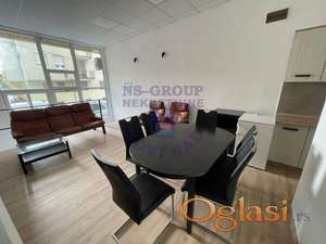 Bulevar. Atraktivna lokacija, atraktivan ulični lokal. Sastoji se iz niskog i visokog prizemlja.