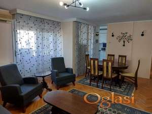 BALZAKOVA TROSOBAN OPREMLJEN STAN - ODMAH USELJIV