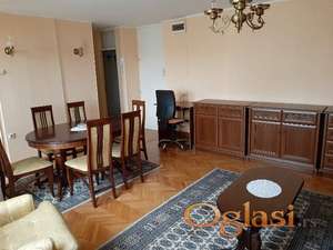 Odican trosoban stan u Balzakovoj ulici