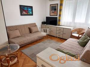Savina,renoviran i potpuno opremljen stan površine 33m² u stambenoj zgradi.