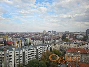 Renoviran trosoban stan sa panoramskim pogledom na grad!