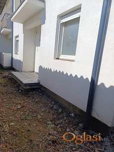 Borča, JNA – 2,5s stan 49m² + dvorište 30m², prizemlje, novogradnja