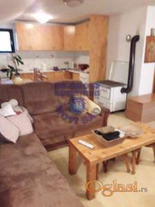 Uknjižena spratna kuća u Sadovima.