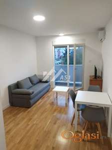 Izdajem lep jednoiposoban stan na Novom Naselju u Novijoj Zgradi !!! ID#7325