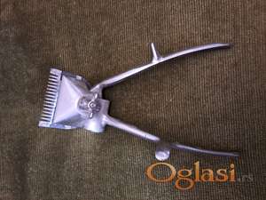 Stari zanatski alat- mašina za šišanje. Cena: 1000 dinara. Tel. 060-5858153