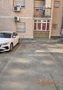 Parking mesto u dvorištu zgrade