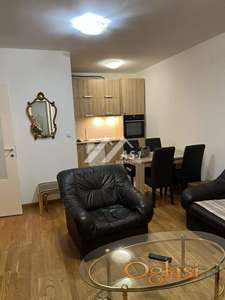 Izdajem lep jednoiposoban stan u novijoj zgradi na Novoj Detelinari !!! ID#5081