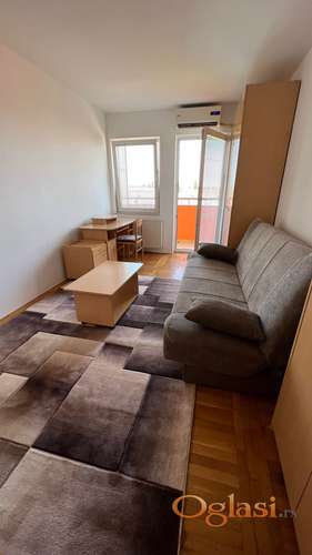 Izdajem garsonjeru od 27 m2 na Bulevaru cara Lazara u Novom Sadu