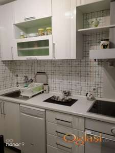 NAMEŠTEN DVOSOBAN STAN NA NOVOJ DETELINARI U BLIZINI SAJMA 330 EVRA