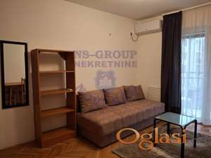 Izdaje se nameštena garsonjera od 26m² na Bulevaru oslobođenja.