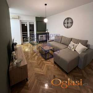 Fenomenalna garsonjera u neposrednoj blizini Železničke stanice.