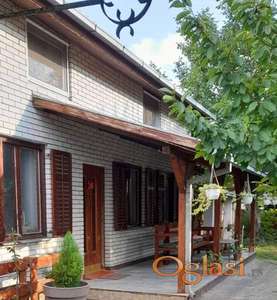 Dve kuće na lepom placu u centru Veternika.