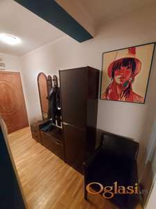 Izdaje se komforan dvosoban stan na Novoj Detelinari – prilagođen osobama sa posebnim potrebama!