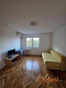 NAMESTEN JEDNOSOBAN STAN KOD ZELEZNICKE STANICE