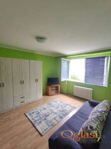 KOMPLETNO OPREMLJEN JEDNOIPOSOBAN STAN NA SAJMU