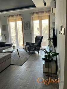 Rjetka ponuda u Petrovcu - prostrani stan u kompleksu s bazenom