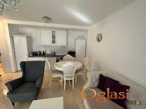 KOMPLETNO NAMEŠTEN STAN KOD SOCIJALNOG, NOVIJA ZGRADA