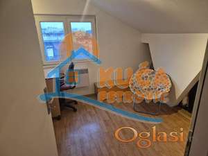 Troiposoban stan 64m2, Crveni Pevac