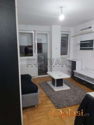 Izdaje se odličan jednoiposoban stan u cenru, na Keju, 40m2