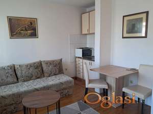 Nameštena garsonjera na Grbavici, sa parkingom u dvorištu