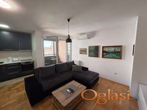 Potpuno namešten dvosoban stan ! Sa garažnim mestom