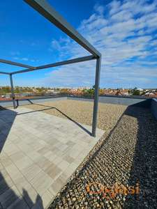 ~~~ Četvorosoban stan, krovna terasa 100m2 + 2 parking mesta i ostava ~~~