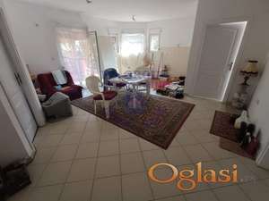 U ponudi lepa i funkcionalna montažna kuća, smeštena u Starim Ledincima,