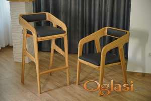 Elegantne drvene stolice u kombinaciji sa prirodnom kožom