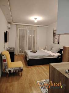 MODERNA, NAMEŠTENA GARSONJERA NA GRBAVICI