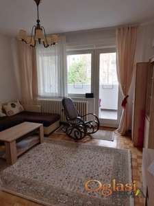 KOMPLETNO NAMEŠTENA GARSONJERA NA NOVOJ DETELINARI