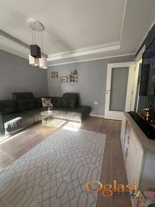 KOMPLETNO NAMEŠTEN, KOMFORAN DVOSOBAN STAN NA BULEVARU OSLOBOĐENJA