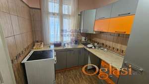 Izdaje se trosoban, dvorišni stan u neposrednoj blizini centra grada.