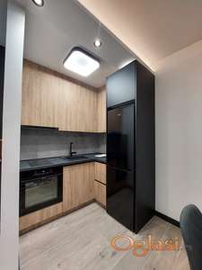 DVOSOBAN STAN U NOVOJ ZGRADI,KOMPLET NAMEŠTEN, USELJIV