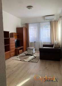  KOMPLETNO NAMEŠTENA GARSONJERA U CENTRU