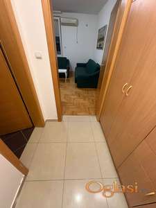 Izdajem odlicnu garsonjeru blizu centra
