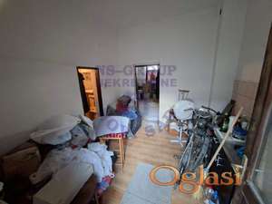 Na prodaju dvorisni stan.