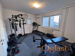 Stan opremljen kao prostor za treniranje- manja teretana