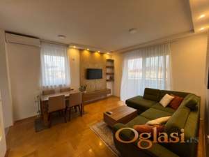 Trosoban stan okruzen zelenilom sa velikom terasom