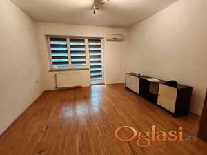 Top lokacija Izdaje se povoljno delomično namešten 1.0 stan 34m2 u okolini Bulevara Oslobođenja!