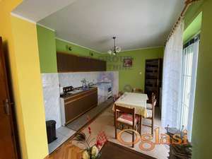 Predstavljamo vam ovu fenomenalnu spratnu kuću u Paragovu