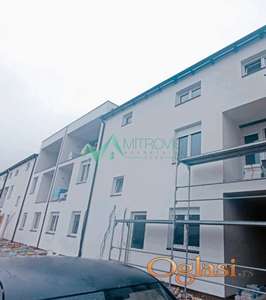 Odličan manji dvoiposoban brzo useljiv stan u Veterniku  