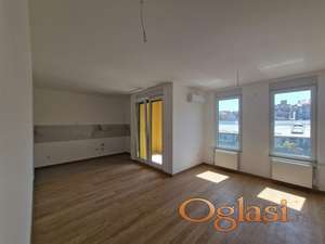 Useljiv četvorosoban stan Podbara PDV