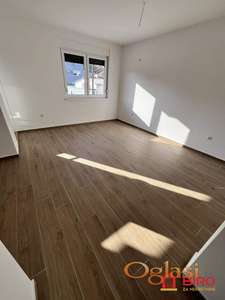 * * * POVOLJAN TROSOBAN STAN NA U BLIZINI OSNOVNE ŠKOLE JOŽEFA ATILE * * *