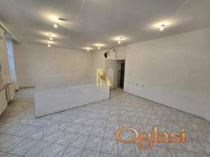 Ulični lokal, 90m2, centar