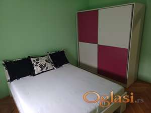 Izdaje se odmah useljiv namešten stan na Grbavici